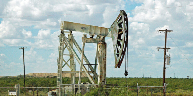 U.S. Oil Production Set to Decline in 2026: A Turning Point for Global Energy Markets