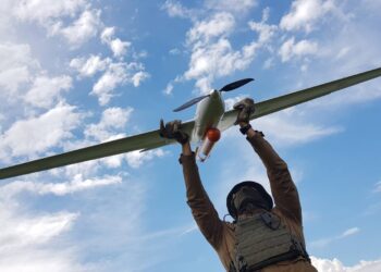PUNISHER_DRONE_held_by_Ukrainian_soldier_droneswarms