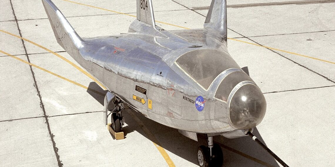 1280px-The_HL-10,_seen_here_parked_on_the_ramp_at_NASA's_Flight_Research_Center_in_1966,_had_a_radically_different_shape_from_that_of_the_M2-F2-F3_(ECN-1289)
