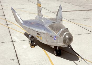 1280px-The_HL-10,_seen_here_parked_on_the_ramp_at_NASA's_Flight_Research_Center_in_1966,_had_a_radically_different_shape_from_that_of_the_M2-F2-F3_(ECN-1289)