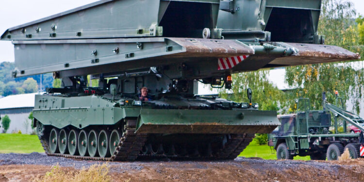 Panzerschnellbrücke LEGUAN auf Leopard 2-Fahrgestell